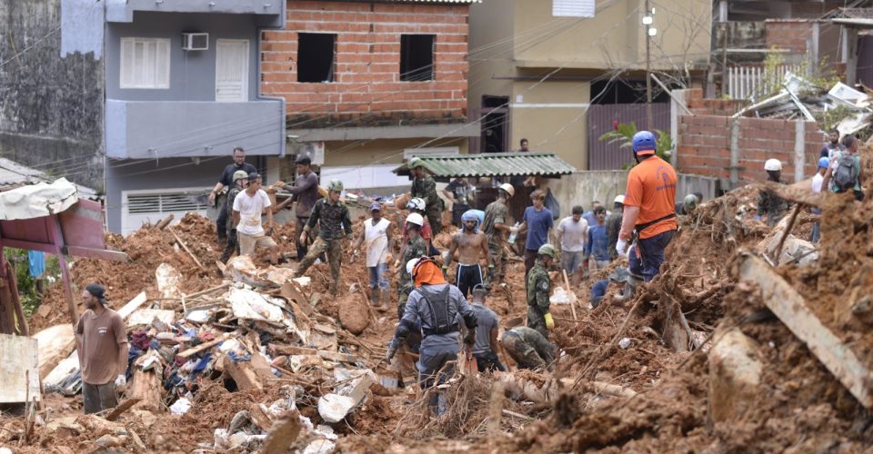 Trabalho da Defesa Civil junto com os moradores em São Sebastião | Foto: Mar Franz / Greenpeace