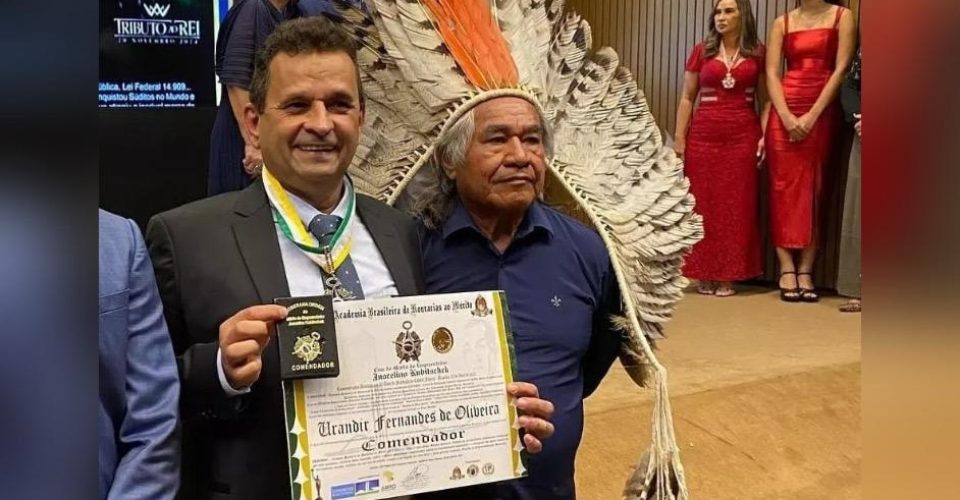 Urandir Fernandes de Oliveira recebendo o certificado - Foto: divulgação