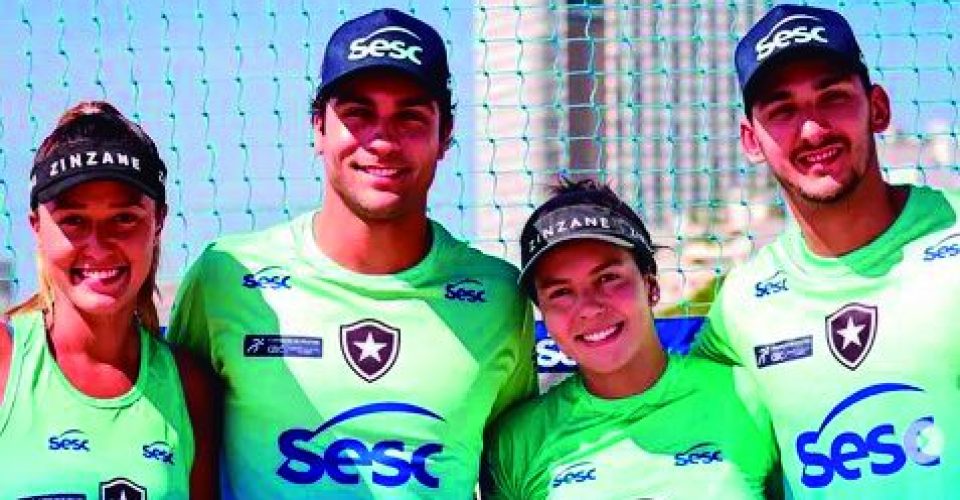 Vic Lopes, primeira à
direita, em seu novo
clube, no Rio de Janeiro - Foto: Reprodução/Arquivo Pessoal