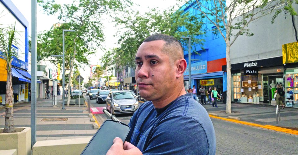 O consumidor Weskely não sentiu o acréscimo por compartilhar energia solar, mas a sogra gasta em média R$ 700 - Foto: Allan Gabriel
Gustavo Nascimento