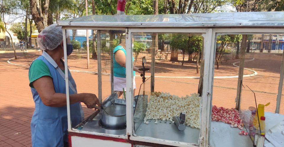 Vendedores ambulantes fazem grana extra com manifestações