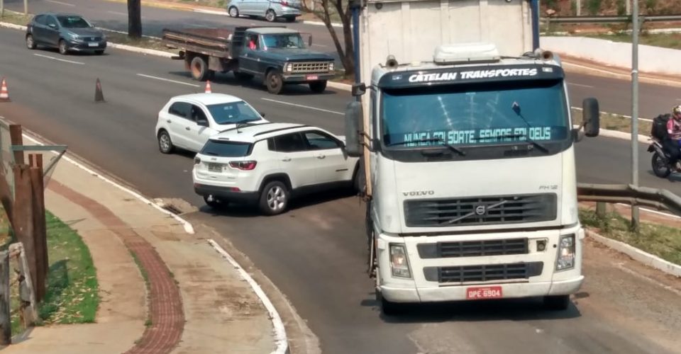 Alça de acesso da Ricardo Brandão para a Ceará interditada depois de acidente com carreta