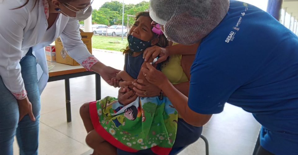 criança vacinando em escola