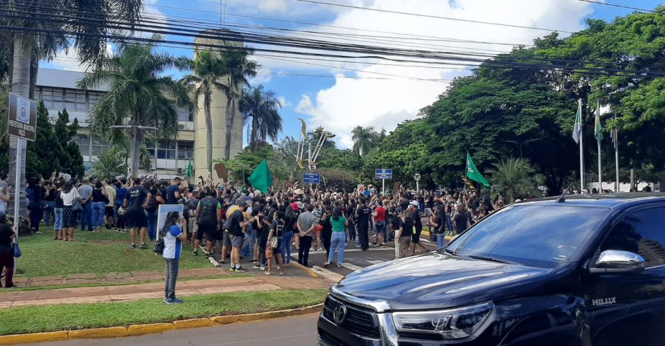 protesto mobilizacao passeata professores rede municipal de ensino reme prefeitura de campo grande prefeito marquinhos trad