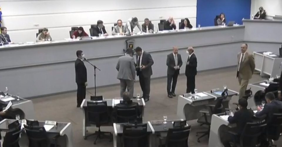 Momento em que o vereador Ronilço Guerreiro consultou outros parlamentares.