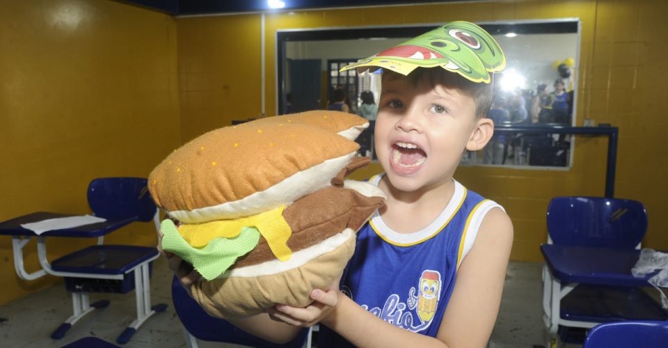 Aluno aprendeu durante a aula sobre impostos de forma lúdica (Foto: Nilson Figureiredo)