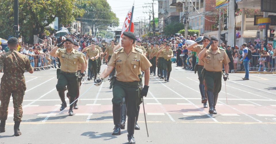 desfile cívico independência do brasil militares