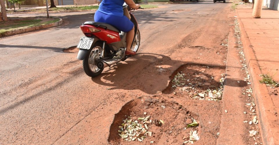 rua buraco asfalto