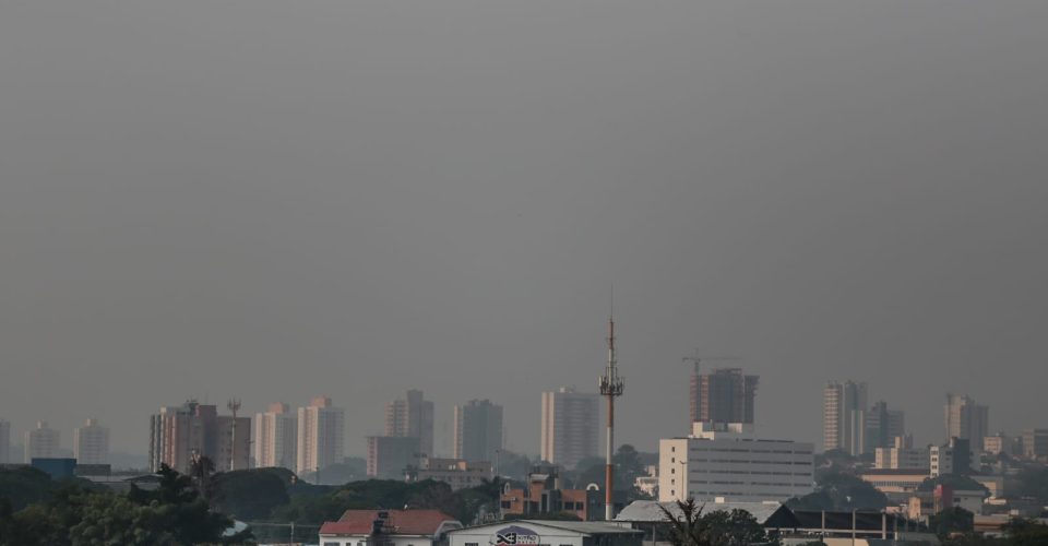 campo grande céu fumaça cinza clima