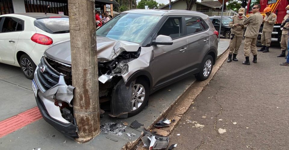 carro acerta poste acidente