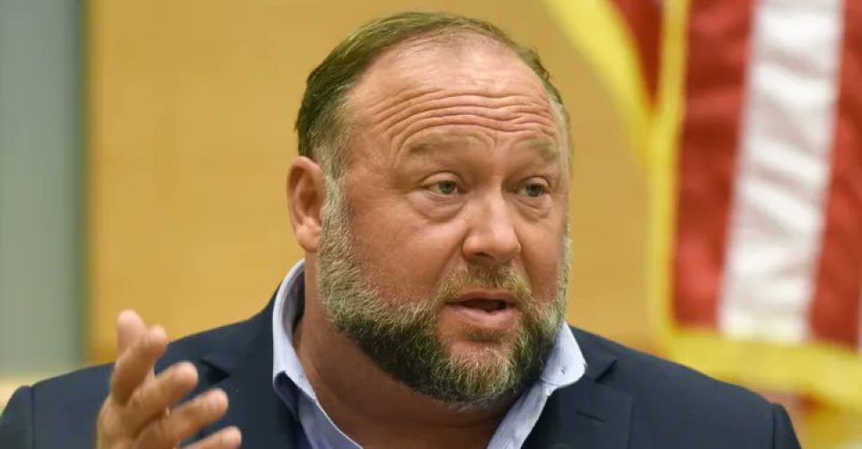 Alex Jones condenado por fake news