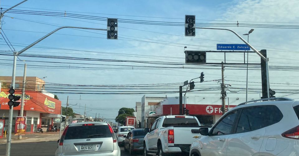 eduardo zahran rua via carros semáforo trânsito