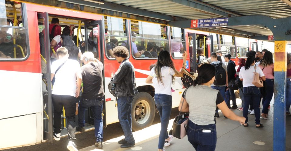 Consórcio terminal ônibus pessoas tarifa passe