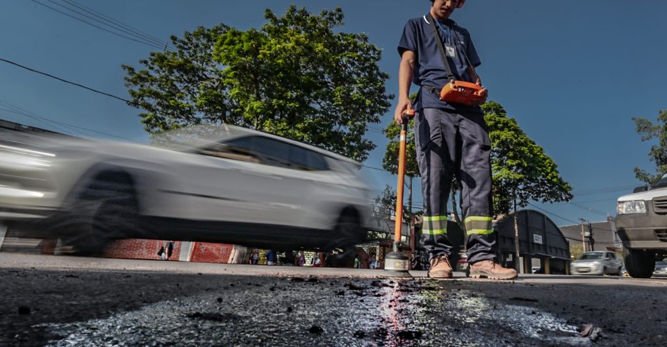 Equipamento de geofonamento utilizado na detecção de perdas, Rua Maracaju, centro da Capital
Foto: Marcos Maluf