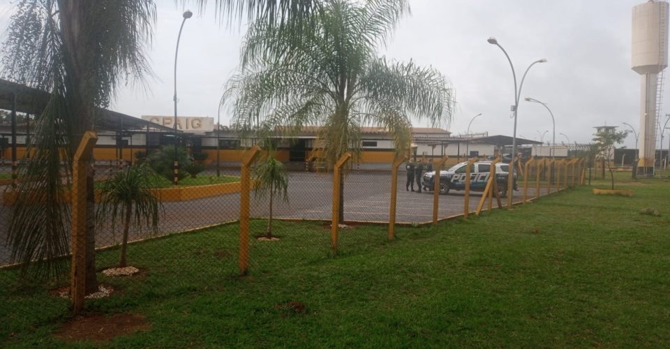 Guarnição da PM no estacionamento da Gameleira, na manhã deste sábado  
Foto: Chame a imprensa