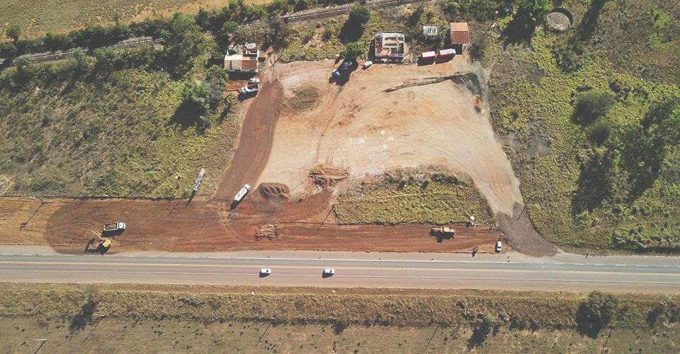 Foto: Viaturas entregues
para a Polícia Civil e à
direita, obra da nova
sede da PRF iniciadas/Dviulgação