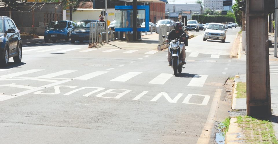 Foto: Reportagem flagrou motociclistas e
motoristas na faixa, na avenida Brilhante/Nilson Figueiredo