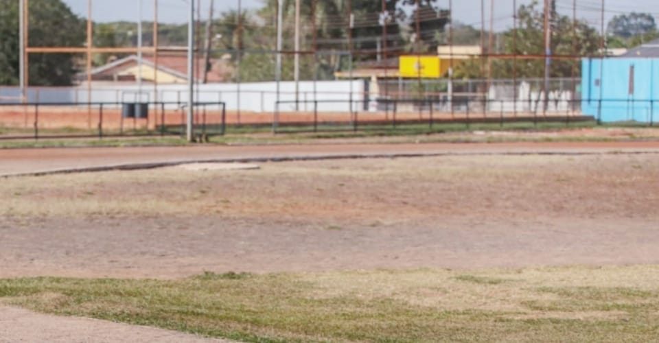 Foto: Tendas e cadeira
permanecem próximas
da pista onde
candidatos correm/ Marcos Maluf