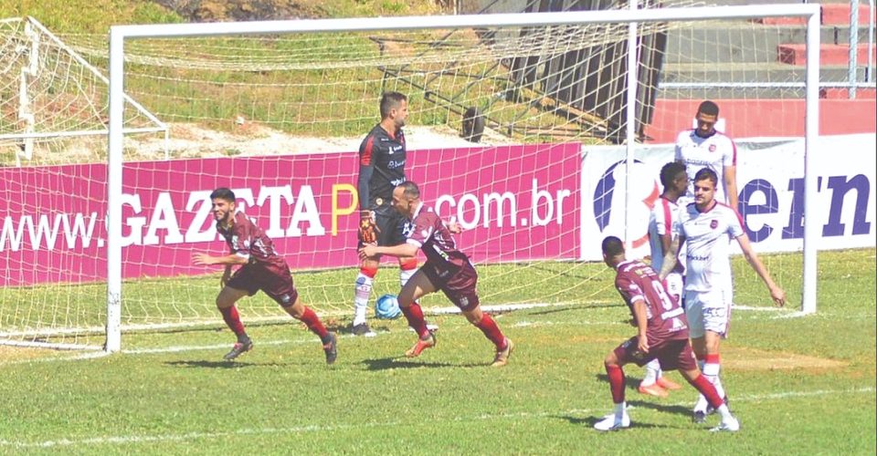 Foto: Jogadores do
Patrocinense-MG
comemoram gol
diante do Brasil-RS/Clube Atlético Patrocinense