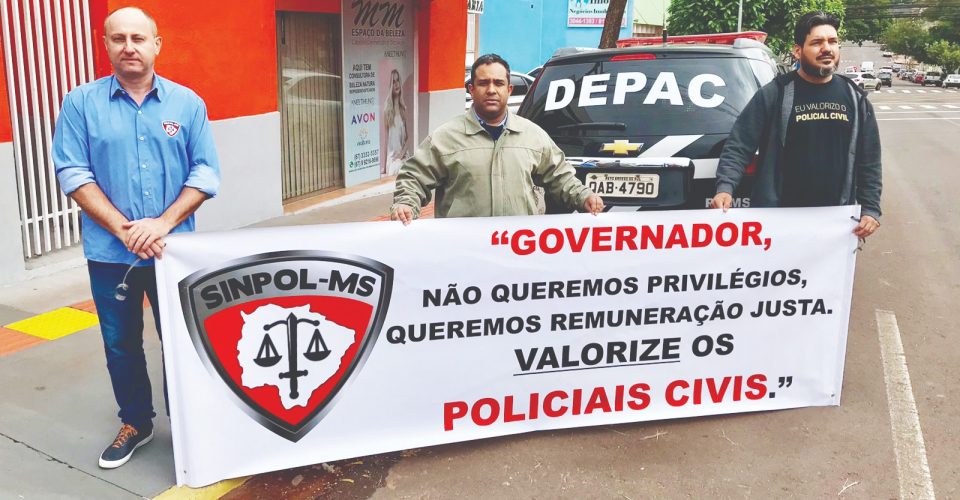 Foto: Em busca de respostas
do Governo do Estado,
agentes se mobilizaram
pelas ruas da Capital/Divulgação