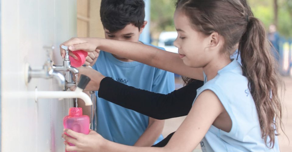 O movimento para encher garrafinhas e canecas aumentou depois que os alunos souberam que a água era “outra” / foto: Marcos Maluf