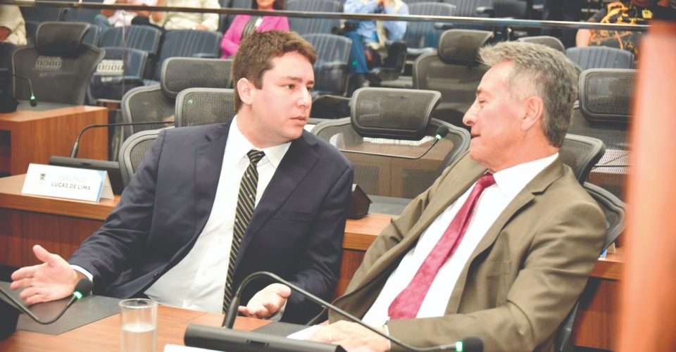 Foto: Deputado João Henrique
Catan conversa com
Roberto Hashioka na
sessão da Assembleia/Luciana Nassar/Alems