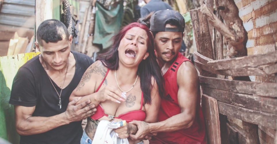 Foto: Em meio à dor de quem
perdeu tudo, Tatiane
Ferreira chora, ao ser
retirada de casa/Marcos Maluf