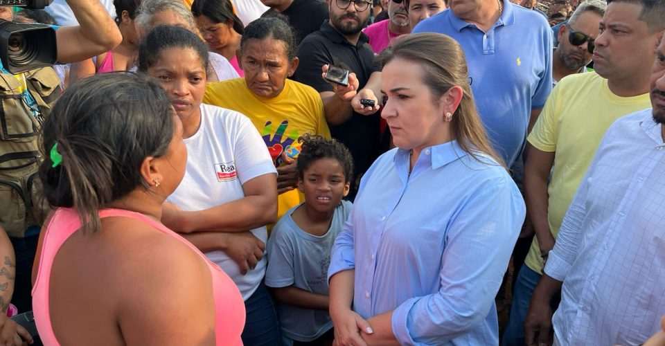 Foto: A Prefeita chegou logo após os incêndios da comunidade e prestou assistência aos moradores/Divulgação