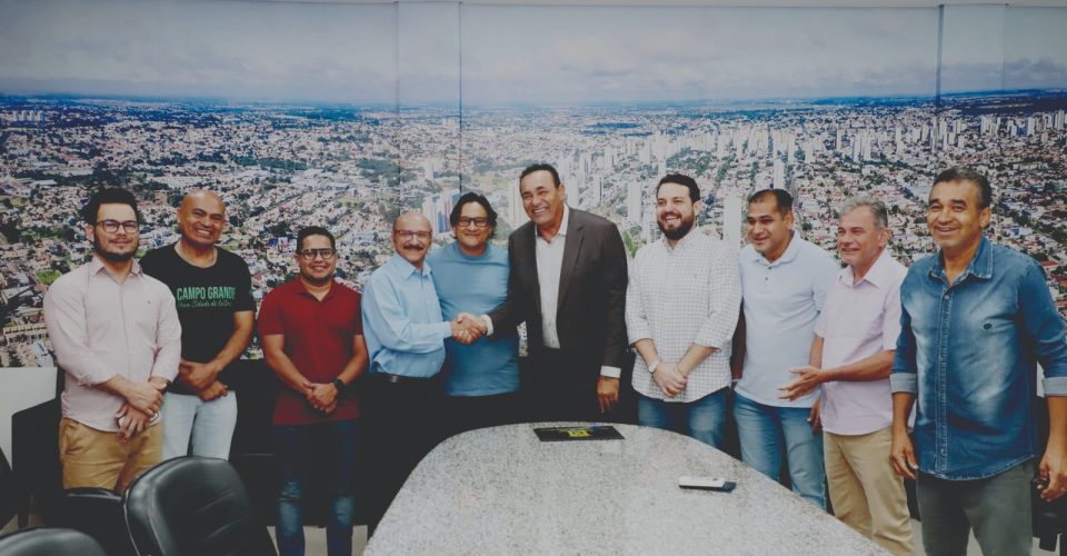 Foto: Carlão passa a
presidência da Câmara
Municipal a Dr.
Loester, para assumir
interinamente a prefeitura/Izaias Medeiros/CMCG