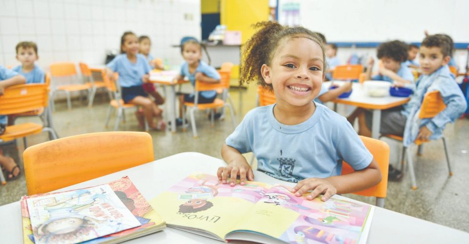 criança sorrindo escola