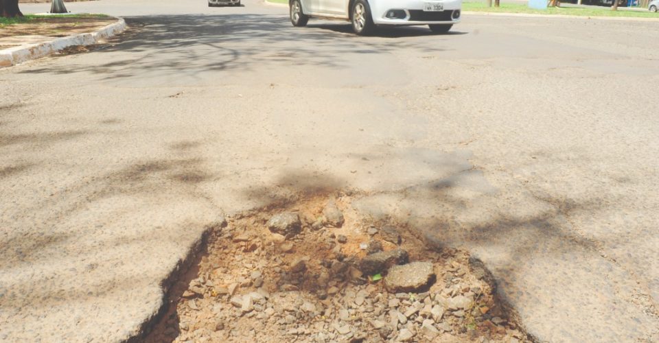 Foto: Na avenida Costa
e Silva, buracos 
são encontrados ao
longo de toda a via/Nilson Figueiredo