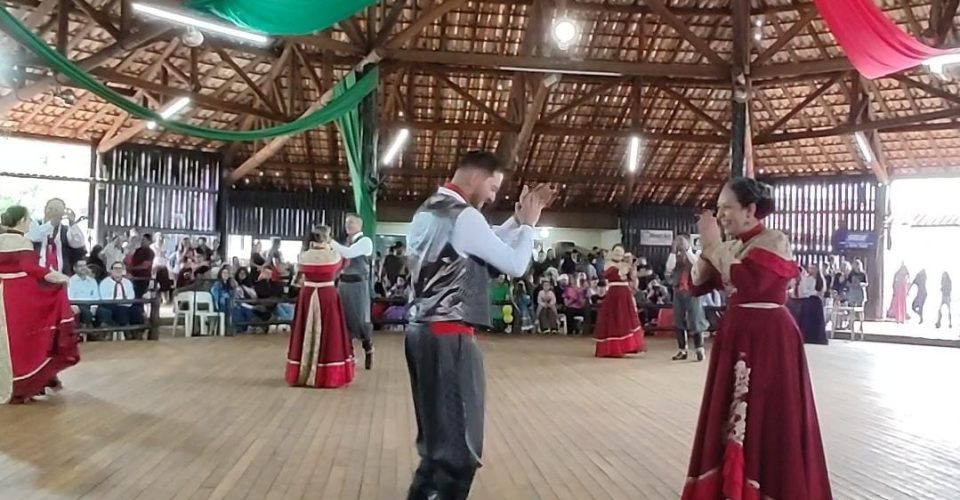 Foto: Legado:
As roupas, a dança
e a integração são
parte importante das
tradições gaúchas
que o festival busca
fortalecer com o
encontro regional/Reprodução