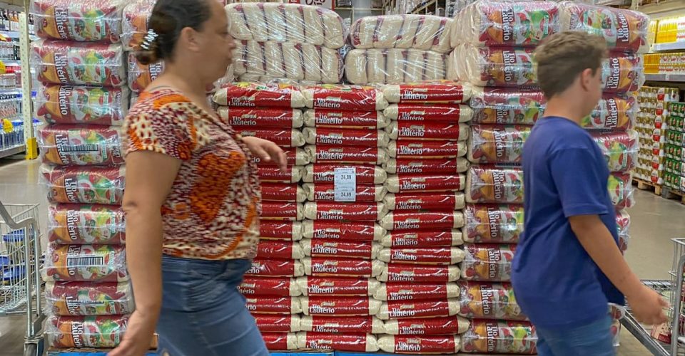 Foto: Tido como um dos principais alimentos na
dieta dos brasileiros, já está pesando no bolso  /Berlim Caldeirão