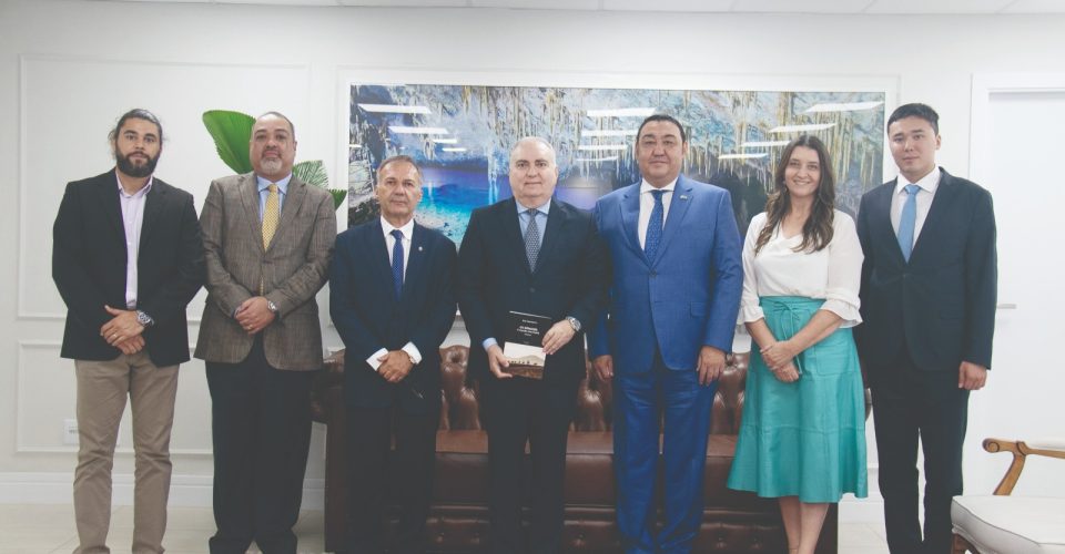 Foto: Na manhã de ontem,
embaixador e cônsul
participaram de uma
visita à sede do TJMS/Cayo Cruz