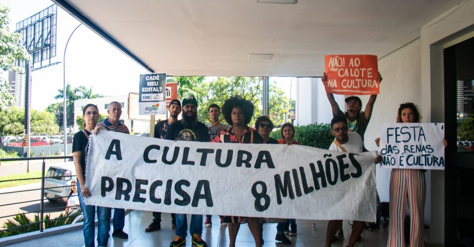 Foto: Cadê o dinheiro?
Classe artística se reuniu
para reinvindicar as verbas
municipais destinadas aos
editais do setor/Cayo Cruz