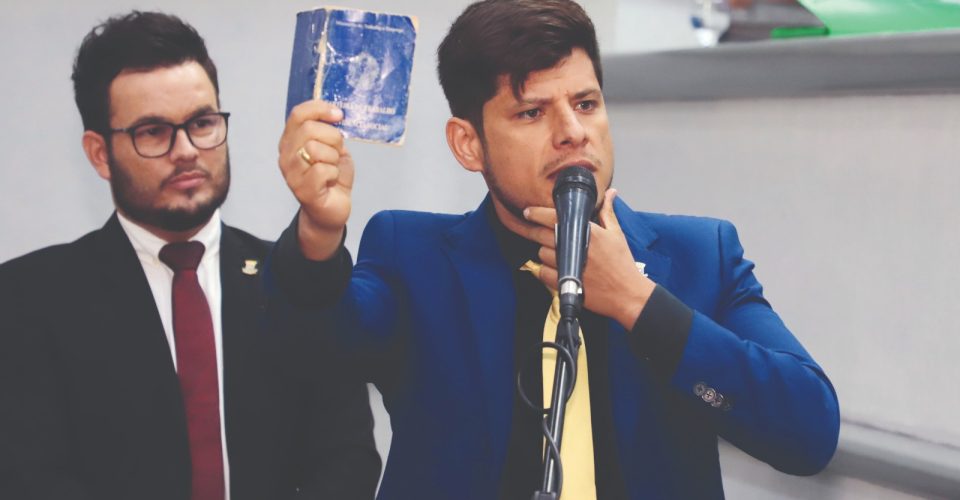 Vereador Tiago Vargas
mostra carteira de
trabalho a manifestantes
e provoca confusão em
sessão da Câmara. Foto: Divulgação/Isaias Medeiros