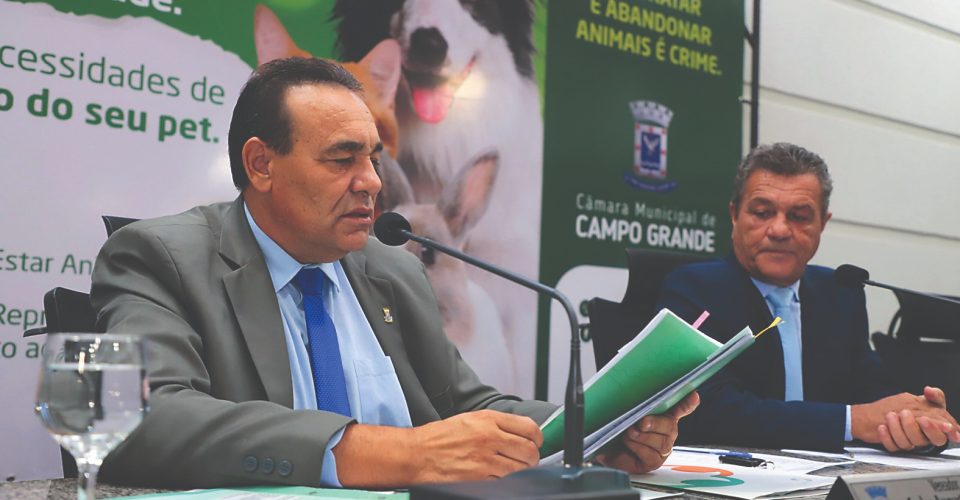 Foto: Presidente da Câmara
Municipal de Campo Grande,
vereador Carlão, preside a
sessão extraordinária antes
do recesso/Izaias Medeiros/CMCG