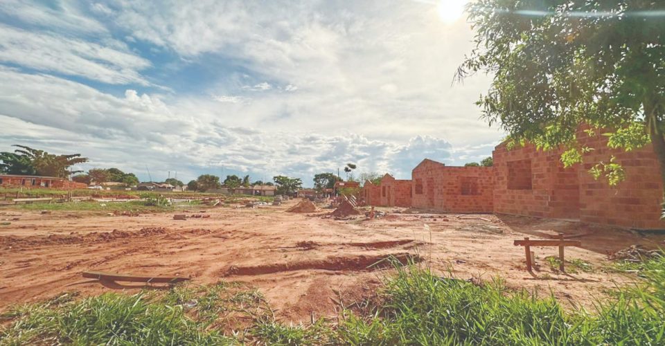 Foto: População acompanha
o início da construção
das primeiras paredes
erguidas no Talismã/Marcos Maluf