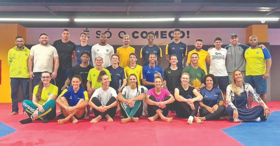 Foto: Luiz Aquino com equipe brasileira em treino no Rio de Janeiro/Confederação Brasileira de Taekwondo