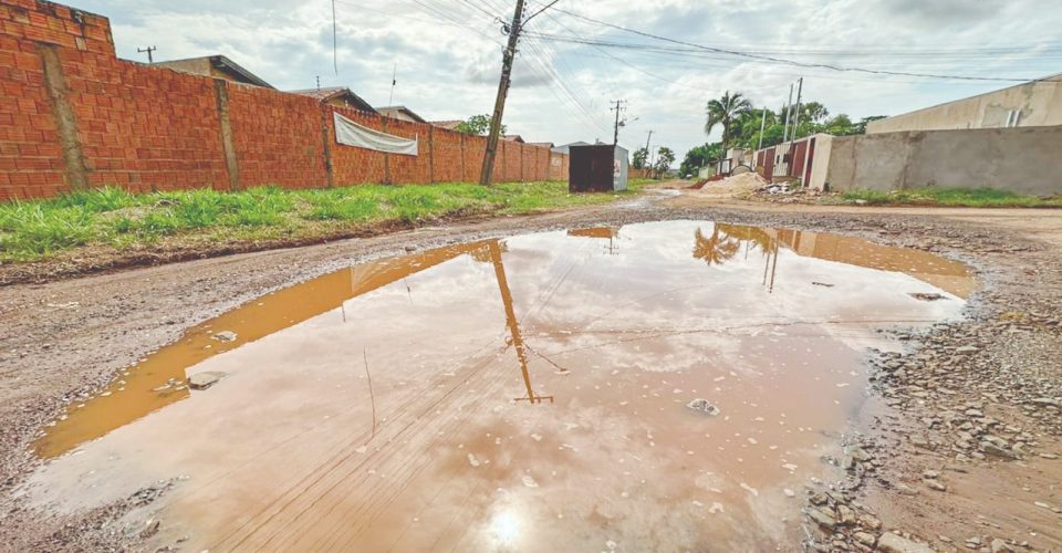 Foto: Equipe encontrou
buraco cheio de água, o
que também preocupa
a população da região/Marcos Maluf