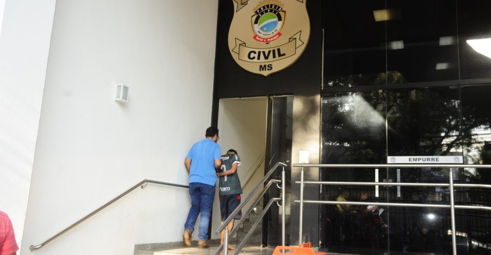 Foto: Padastro da criança sendo preso pela PRF/Nilson Figueiredo