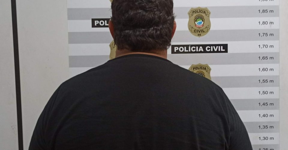 Foto: Diego de costas após se apresentar em delegacia de Dourados/Divulgação