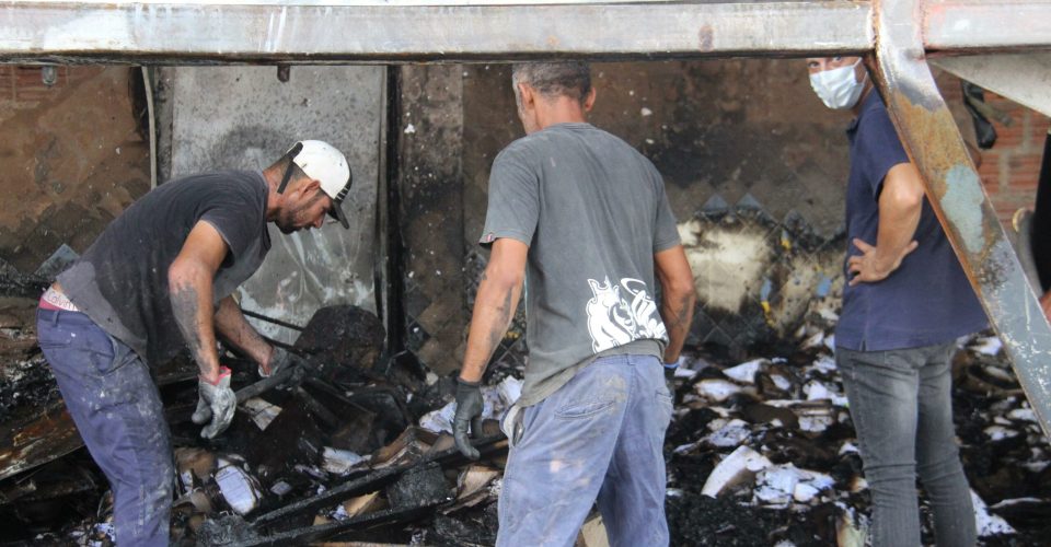 Funcionários fazendo a limpeza após o incêndio (Foto: Roberta Martins )