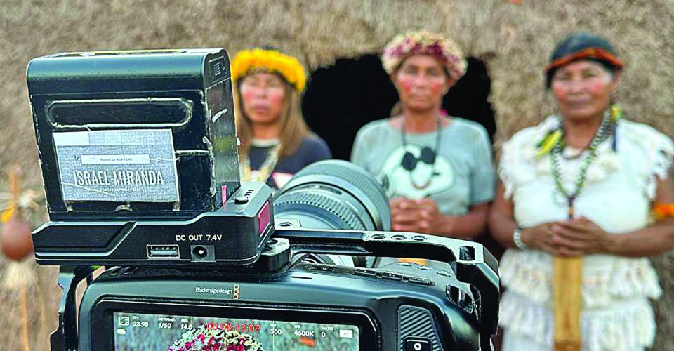 A cineasta Marineti
Pinheiro (à direita)
posa para foto com as
rezadeiras tradicionais
e Anarandá ao centro. A
gravação contou também
com jovens indígenas
e foi realizada na área
de retomada Yvu Verá,
localizada ao lado da
Aldeia Jaguapiru (Foto: Divulgação)