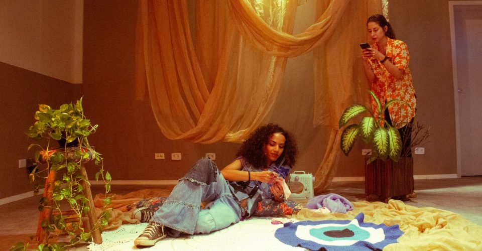 Madu modelando na oficina de fotografia organizada pelo Fashion Revolution Campo Grande
2025 - Foto: Ana Laura Menegat