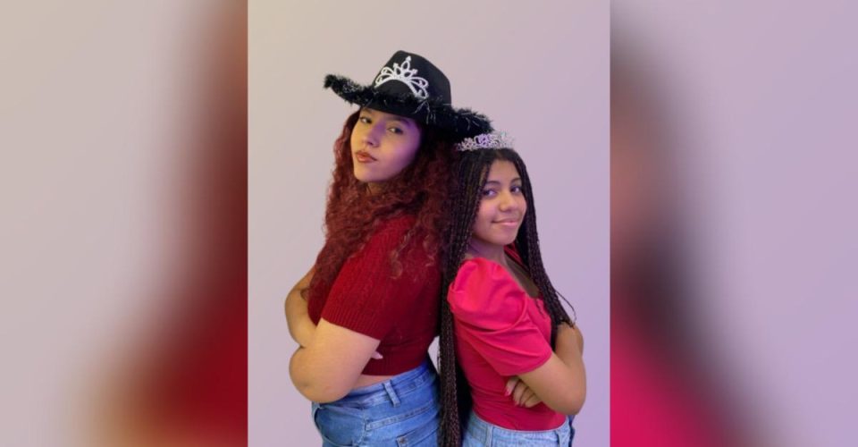 Lia (a personagem principal) na vida adulta e na adolescência faz pose para fotografia - Foto: Divulgação