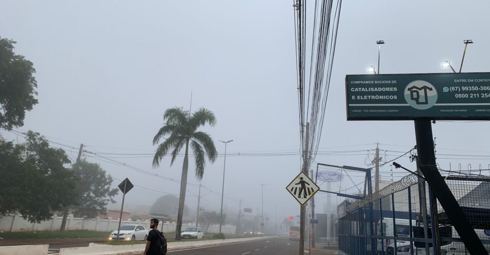 Neblina registrada na Avenida Eduardo Elias Zahran, em Campo Grande - Foto: Amanda Ferreira