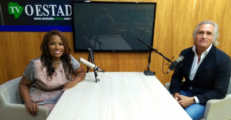 Na foto, Marinalva em conversa com Luiz Guilherme Prates, um dos homenageados desta noite - Foto: Jornal O Estado
