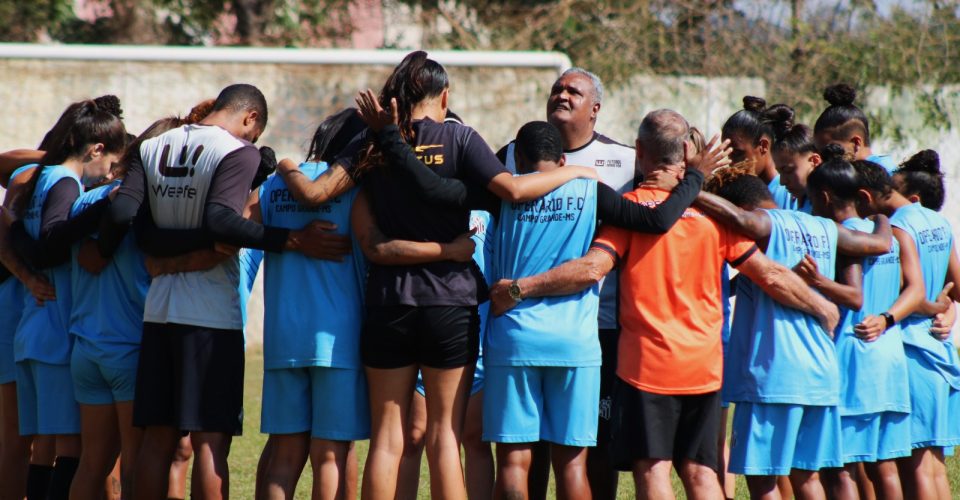 Elenco com jogadoras
do Operário e técnico
Fuscão em treino de
sábado (2) - Foto: Roberta Martins