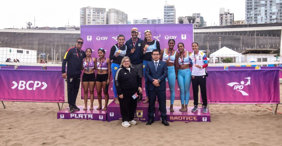 Pódio do Sul-Americano Sub-18, em Lima, com Ana Bia e Isa em primeiro lugar - Foto: Betto Doloriert/CSV